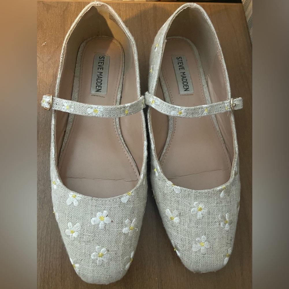 Steve Madden Women's Beige Floral Flats